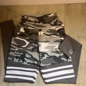 Bombshell grey camo leggings small